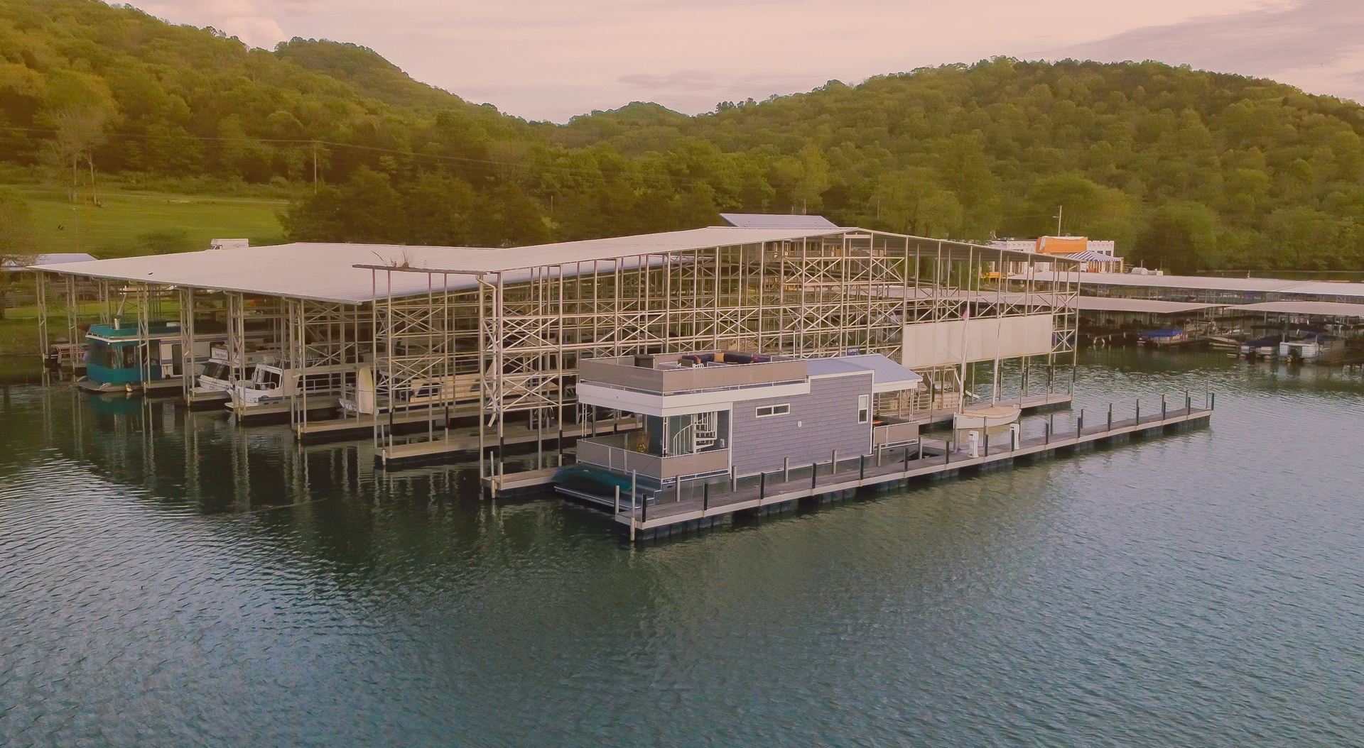 Harbor Cottage Houseboats at Wildwood Resort