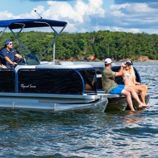 tritoon boat rentals at Wildwood Resort 400×400